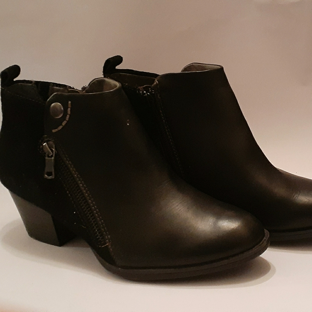 EARTH BOOTS